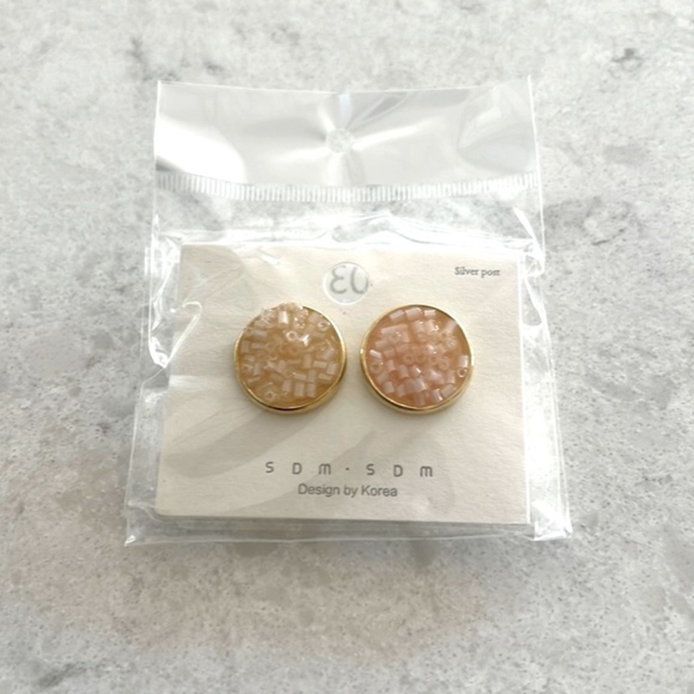 NWT peach with gold trim earrings